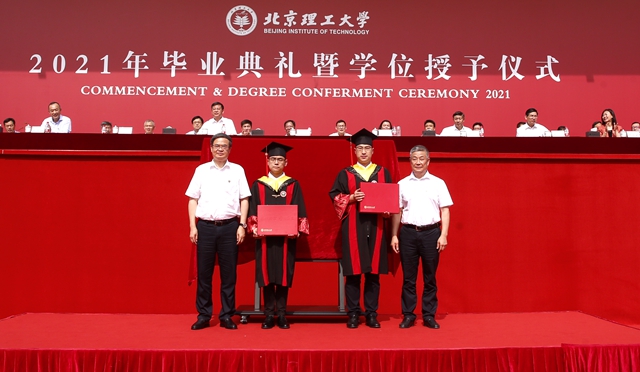 校長書記贈(zèng)送北理工定制款學(xué)位服和雨傘-郭強(qiáng).JPG